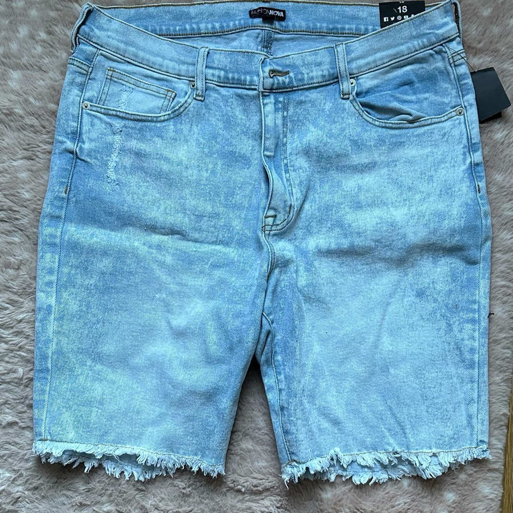 🔥NEW🔥 Distressed 90’s jean shorts
